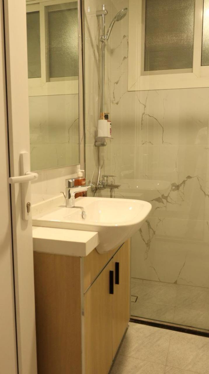Stylish Prime Location Apartment *