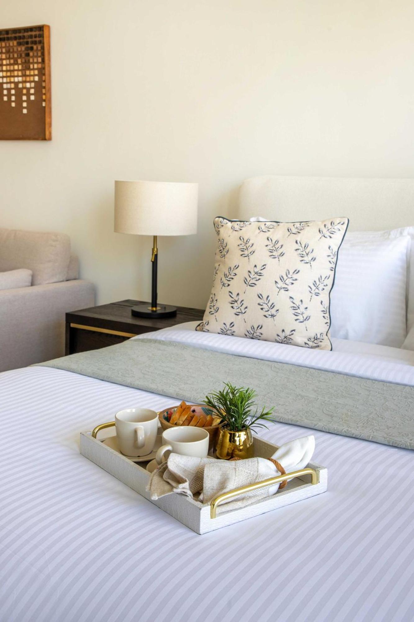 Frank Porter - Peninsula Five Apartment *