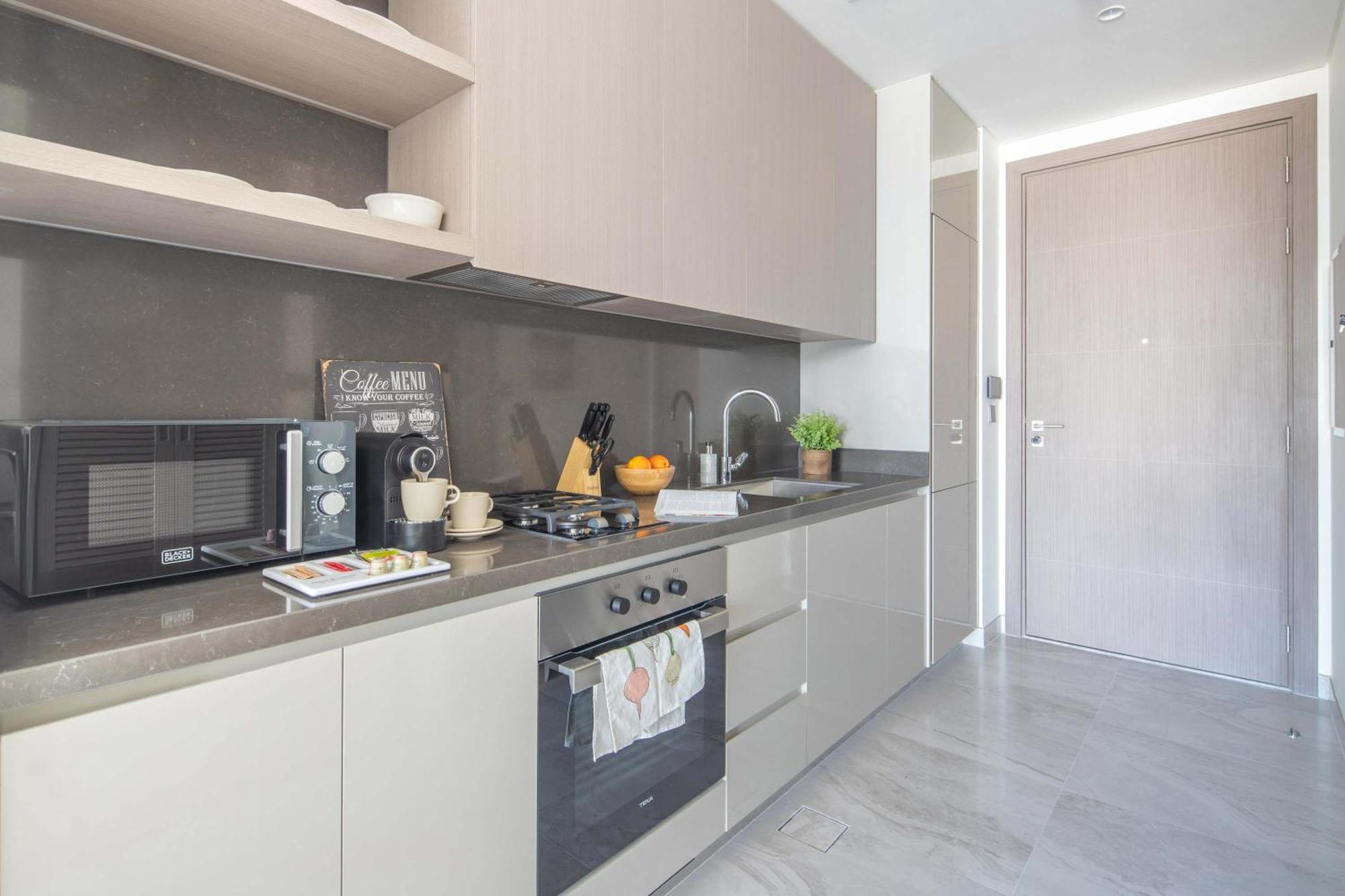 Frank Porter - Peninsula Five Apartment *