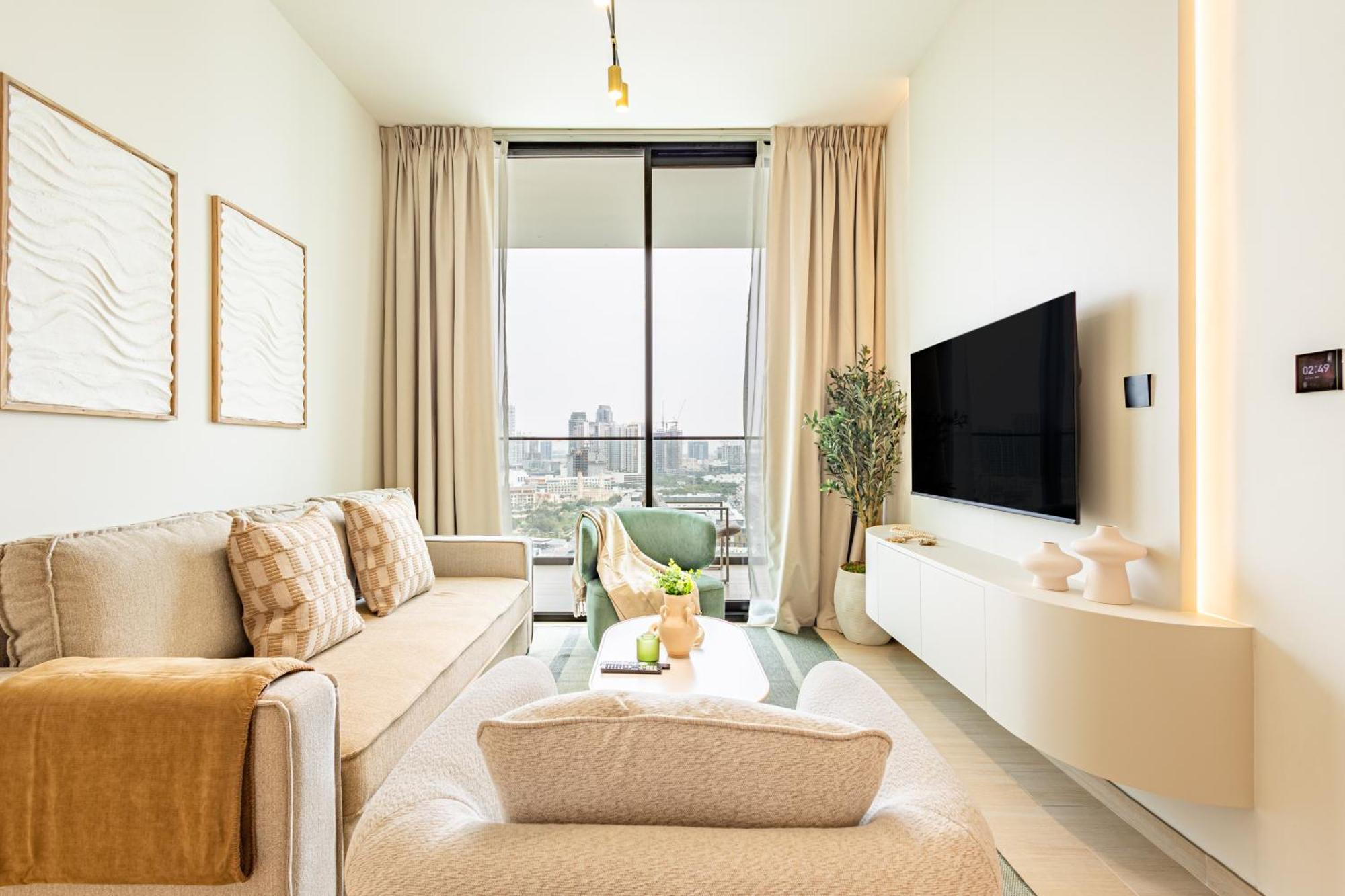 Scandinavian-inspired Comfort - Designer's Pick - Full-size Pool - Heart Of Jvc - Brand New Apartment
