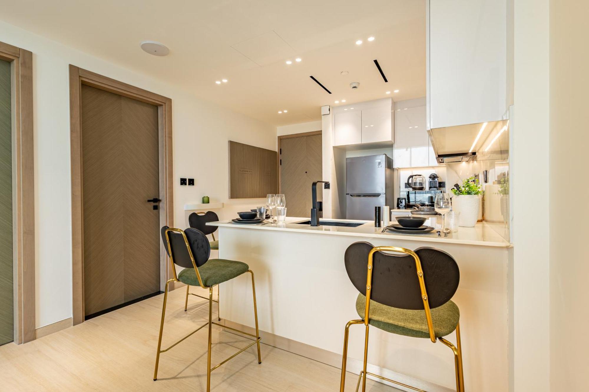 Scandinavian-inspired Comfort - Designer's Pick - Full-size Pool - Heart Of Jvc - Brand New Apartment *