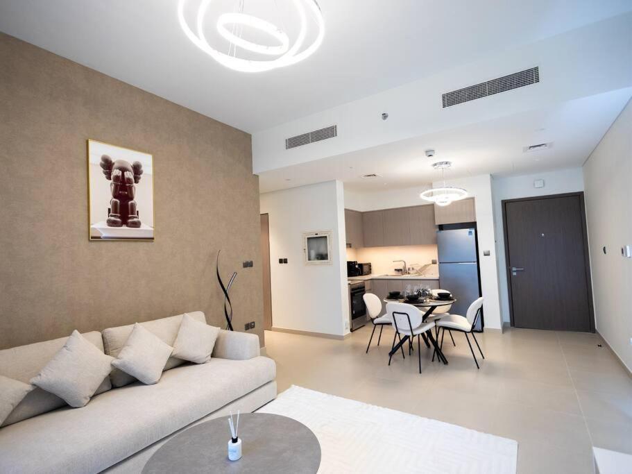 Apartment Mh - Act One Act Two - Downtown - 1bhk - Ref505 *