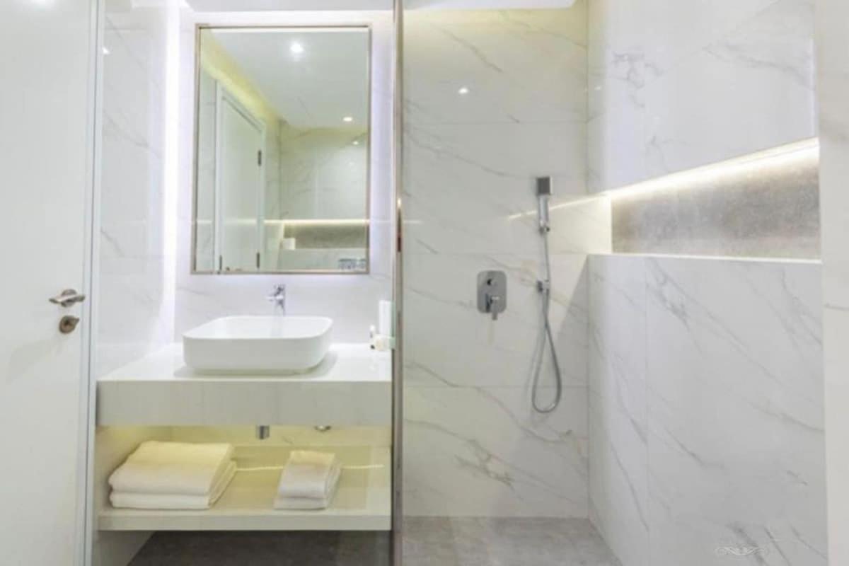 Stylish 5 Min Walk To Mall & Burj Khalifa Apartment Dubai
