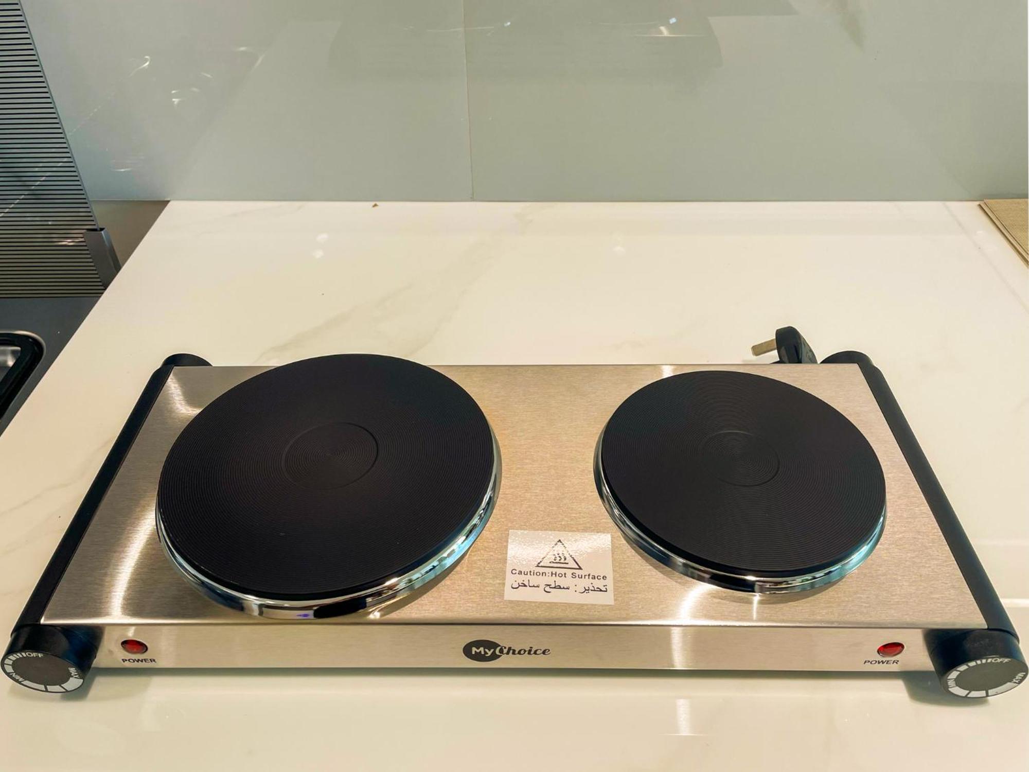 Scandinavian-inspired Comfort - Designer's Pick - Full-size Pool - Heart Of Jvc - Brand New Apartment *