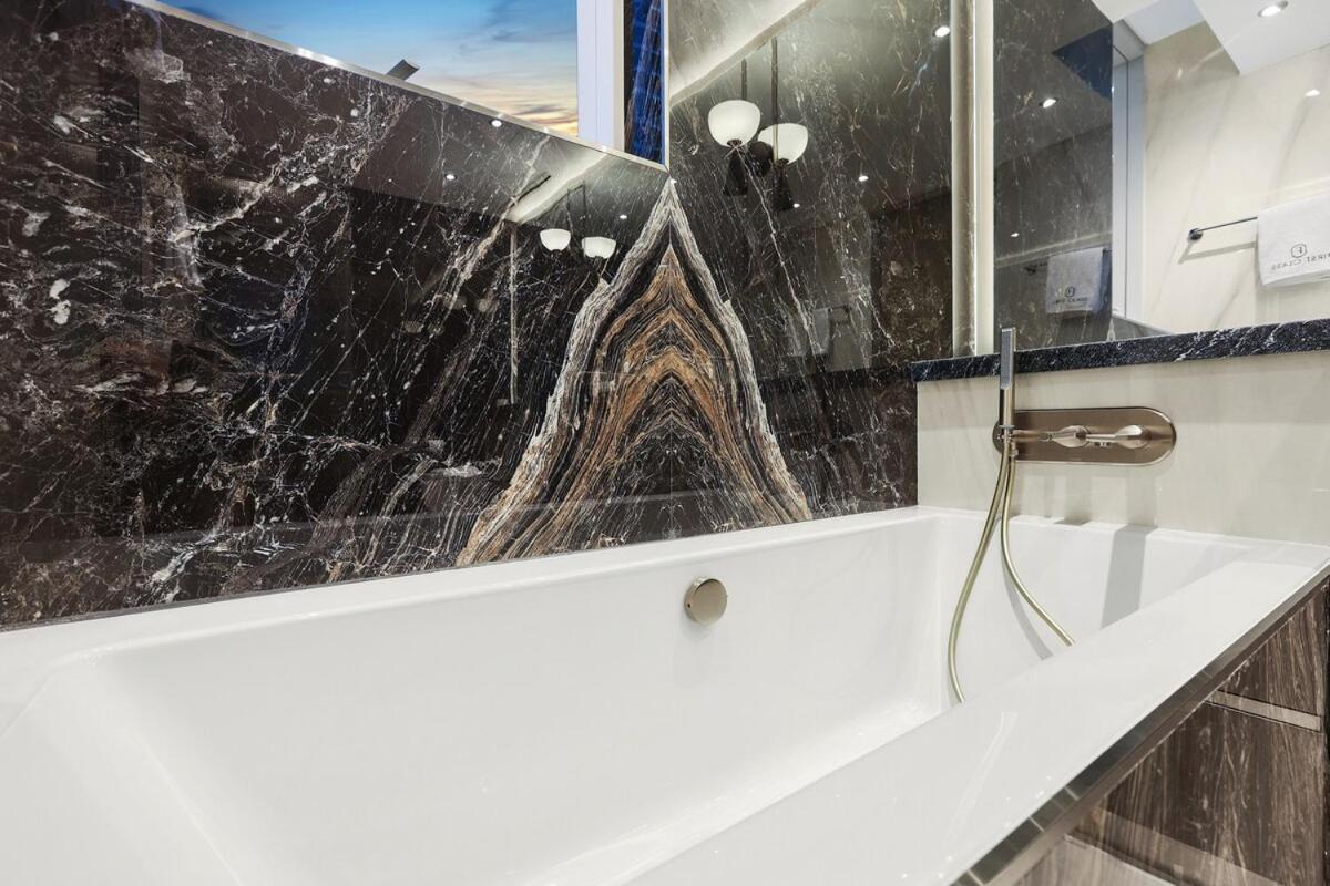 Apartment First Class 3br Burj Khalifa & Fountain View Dubai