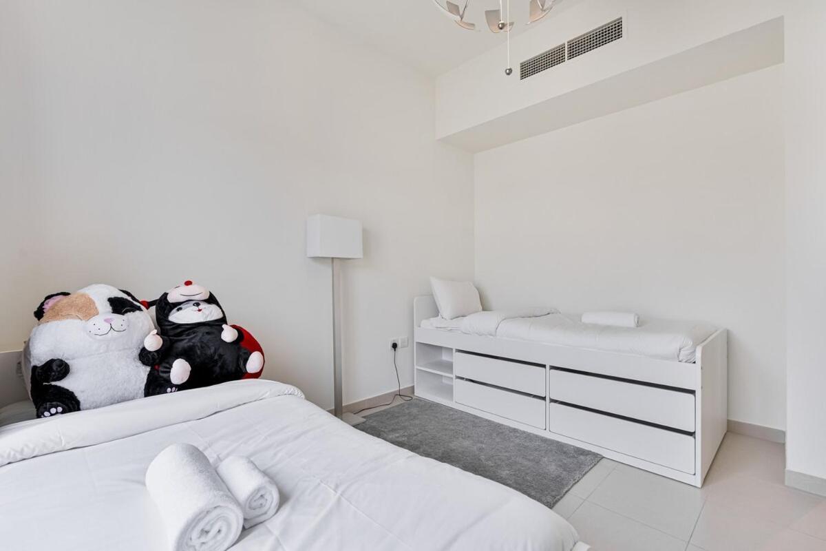 Villa Bright And Airy 2br, Family-friendly With Pool And Gym Dubai