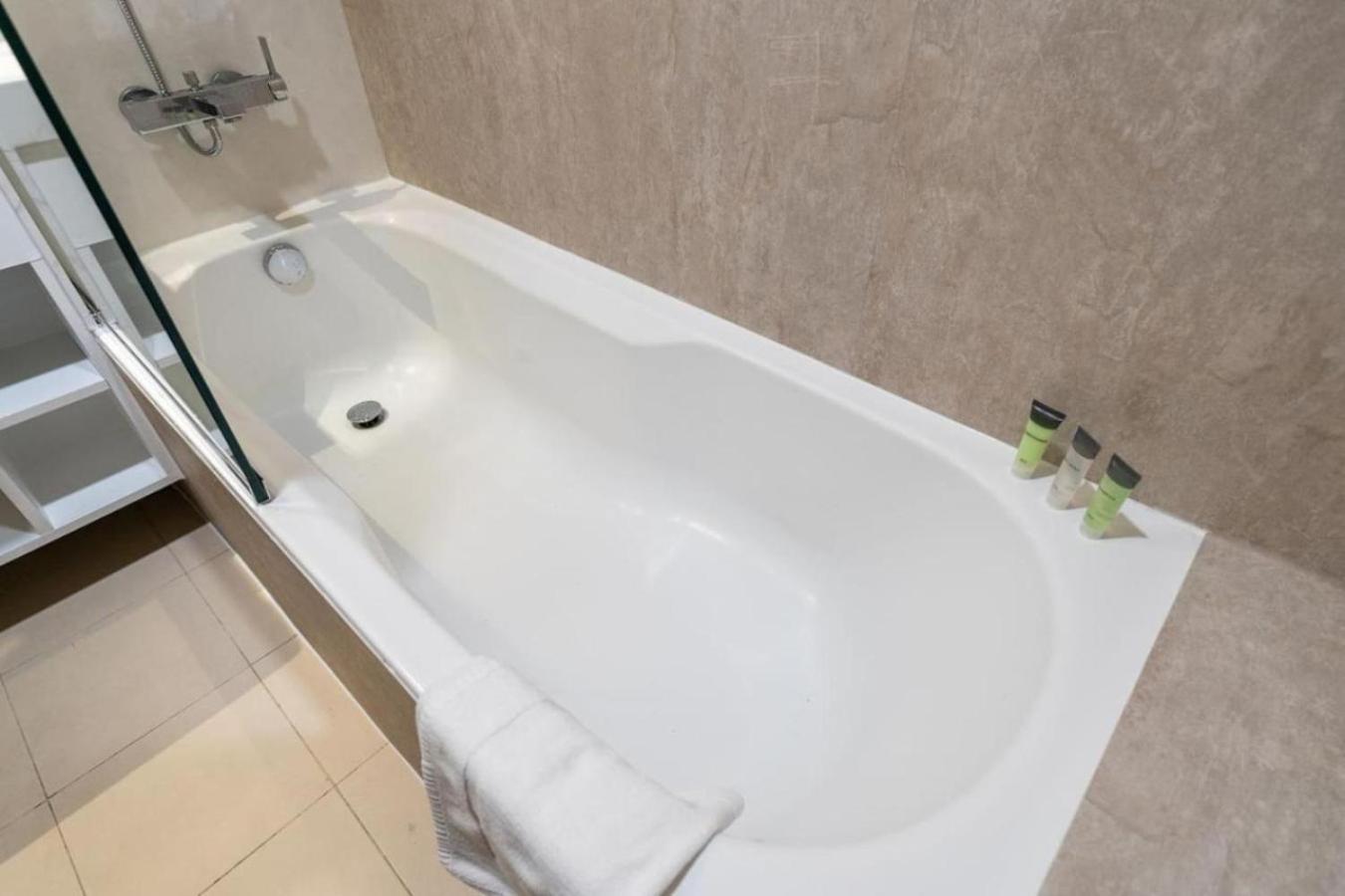 Sunrise Homes - A Modern Near Jbr Apartment