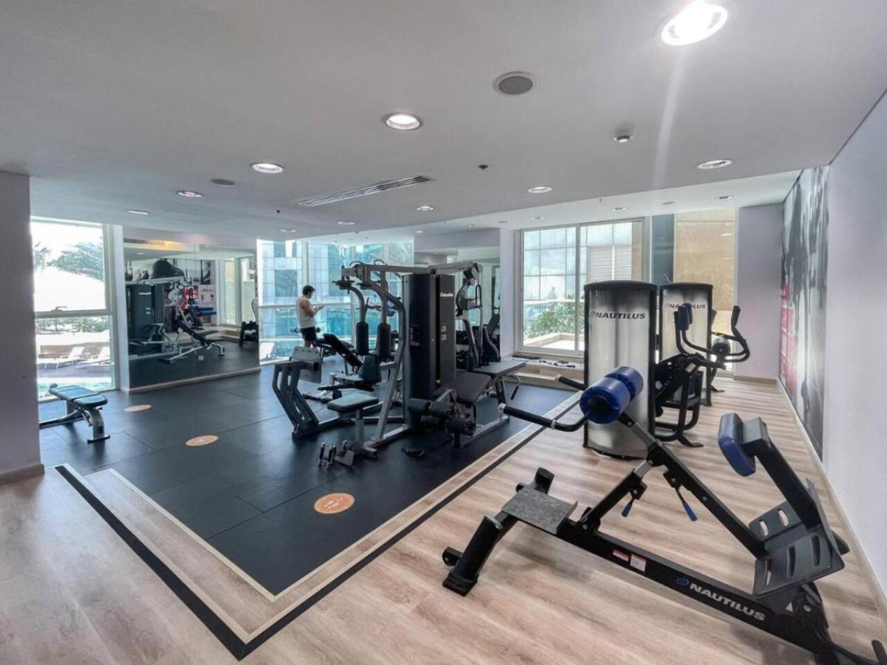 Sunrise Homes - A Modern Near Jbr Apartment