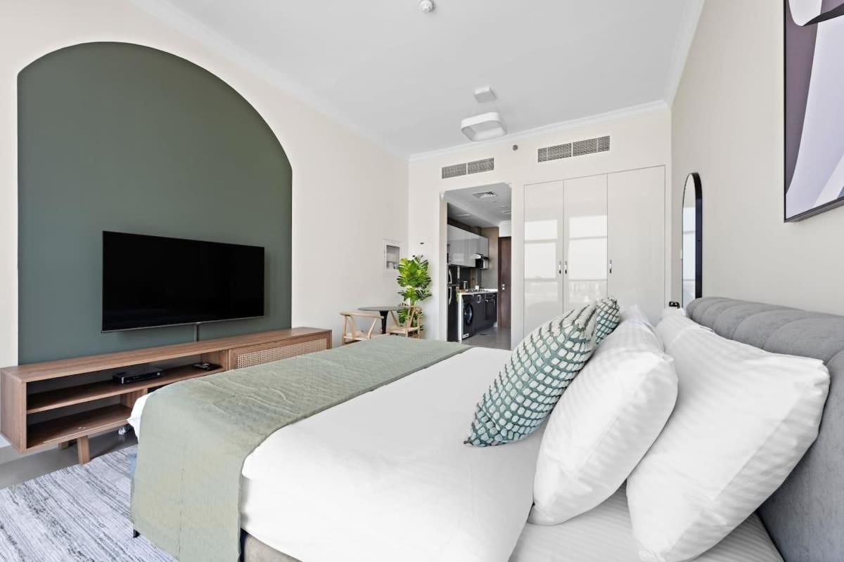 Chic In Art Gardens Modern Living Apartment