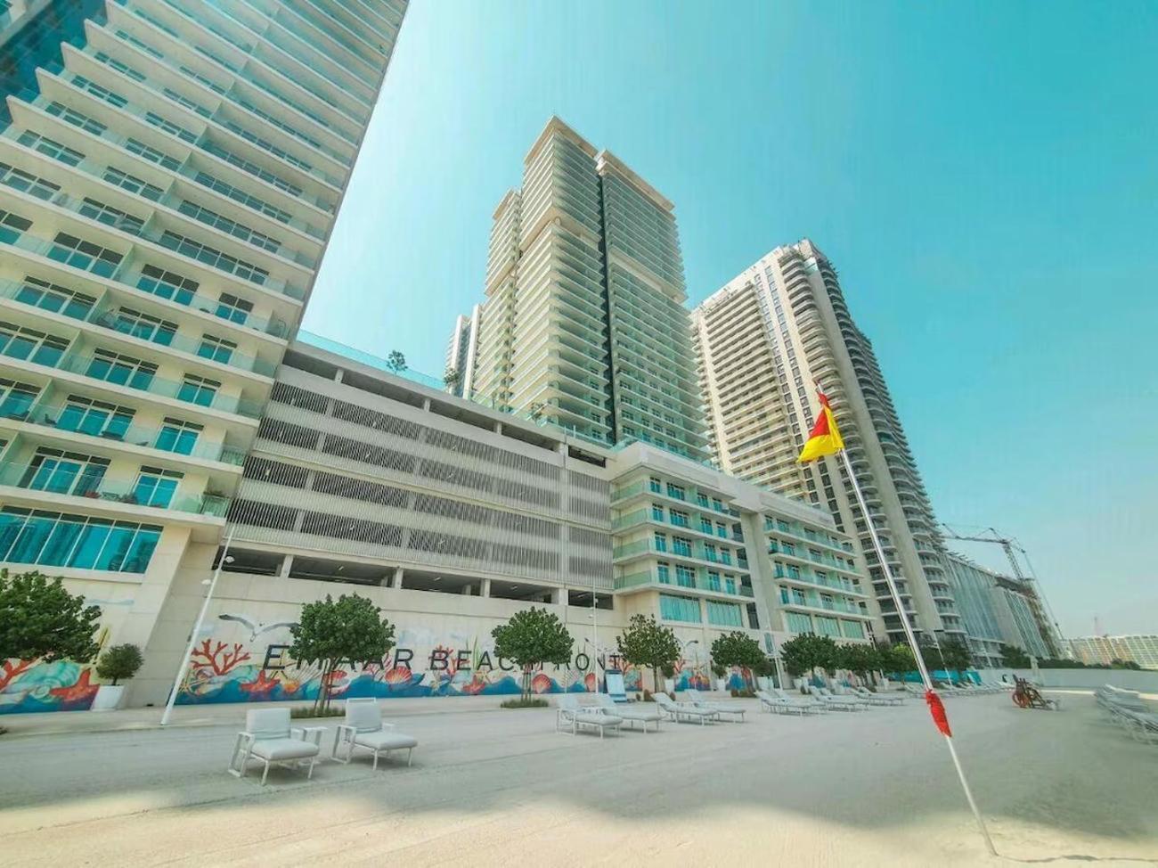 On The First Line Of The Coast With Access To The And Sea Views Dubai