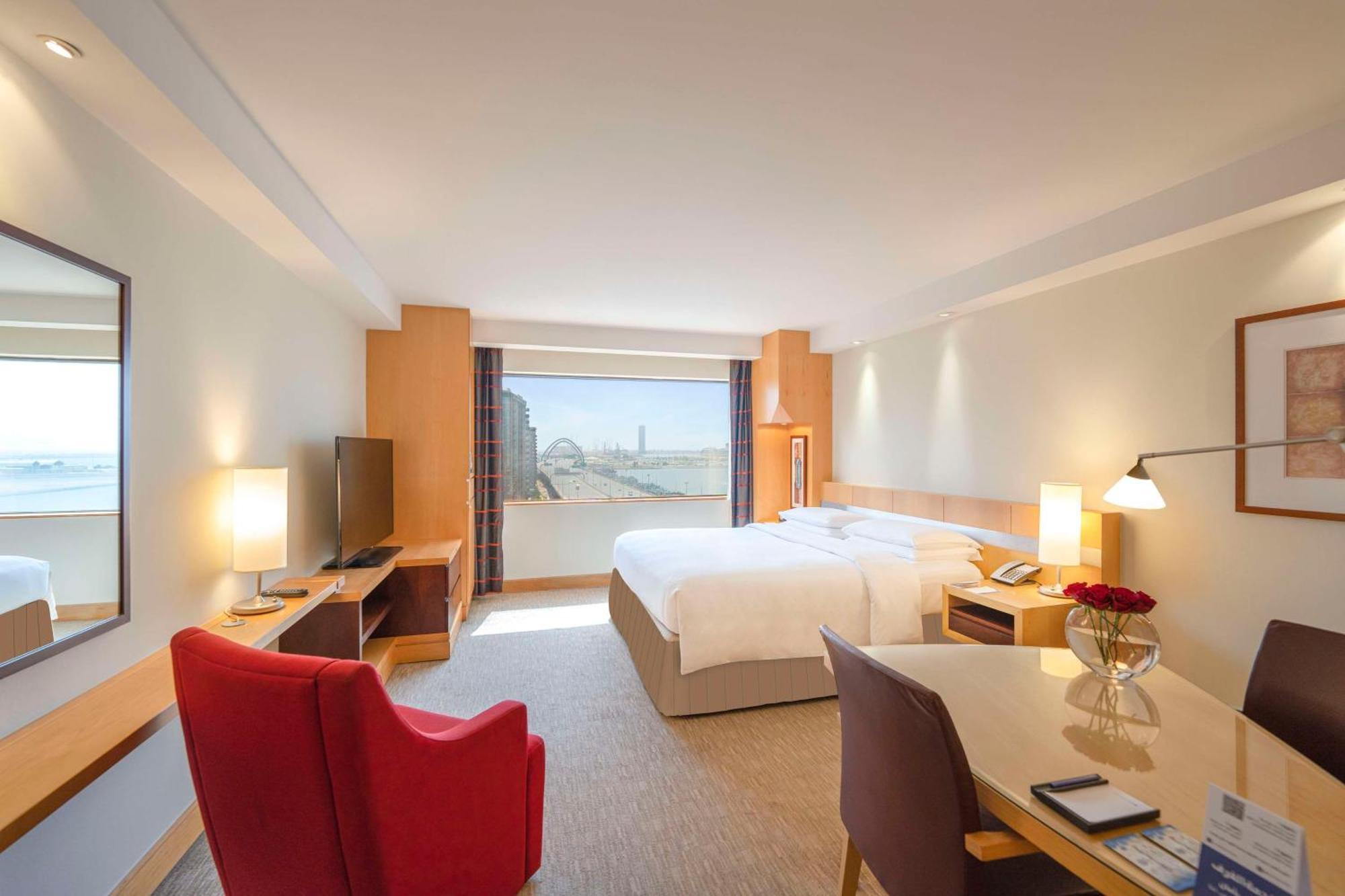 Hyatt Regency - Corniche 5*