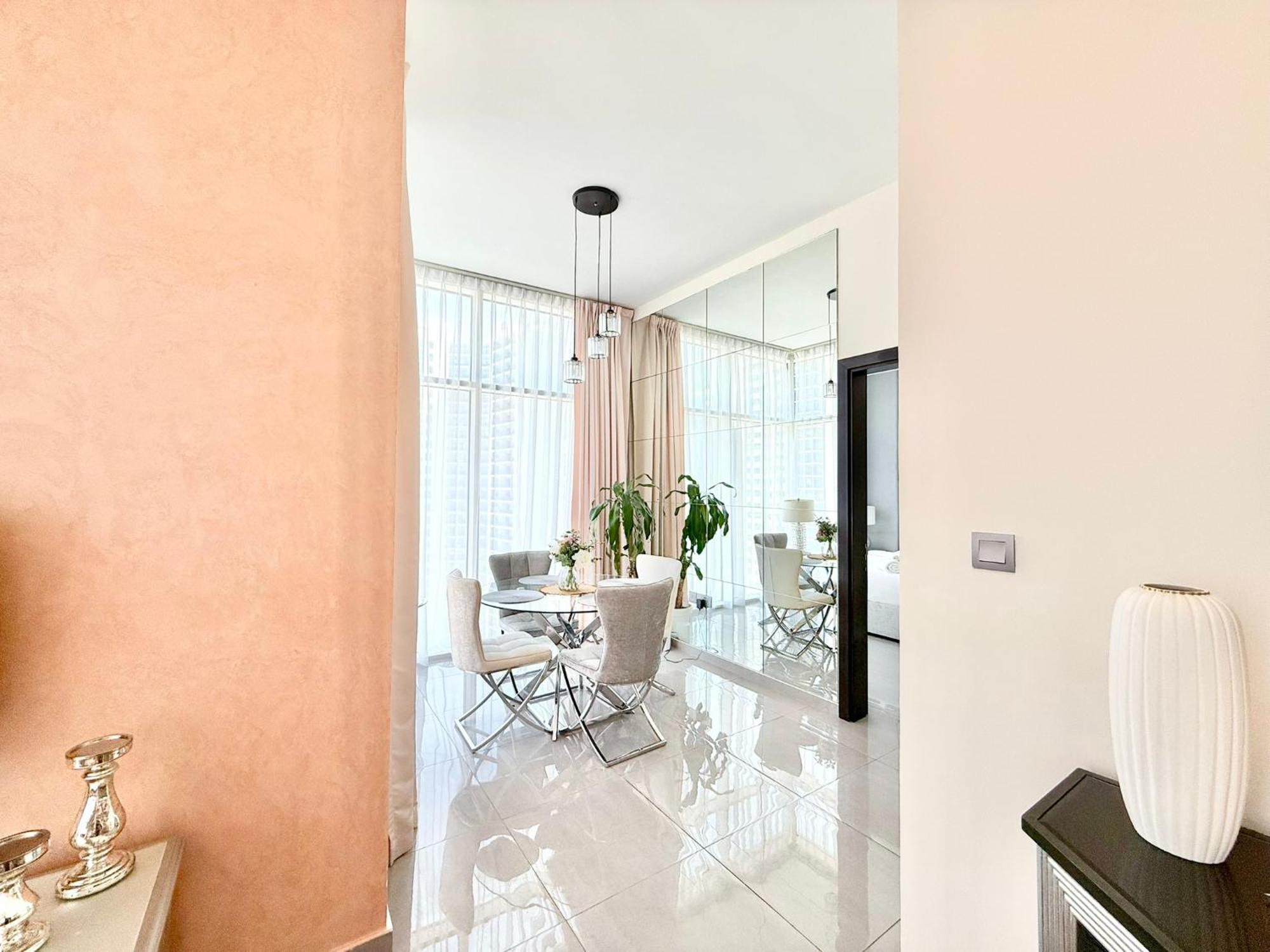 Apartment Deluxe 1-bedroom With Pool, 5 Minutes From Mall & Burj Khalifa *