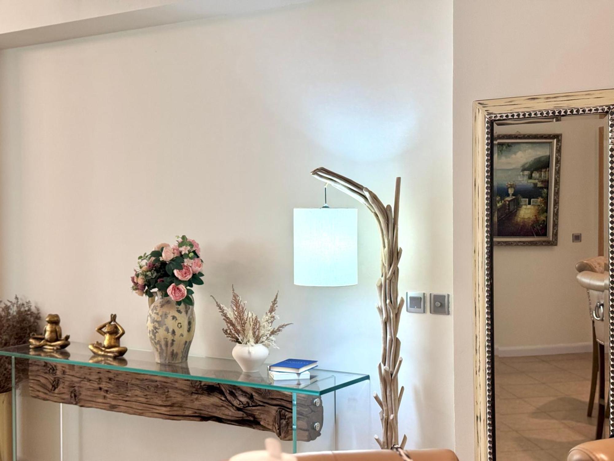 Luxury - Beachfront - Spacious Shoreline Residences - 5 Star Private Dubai