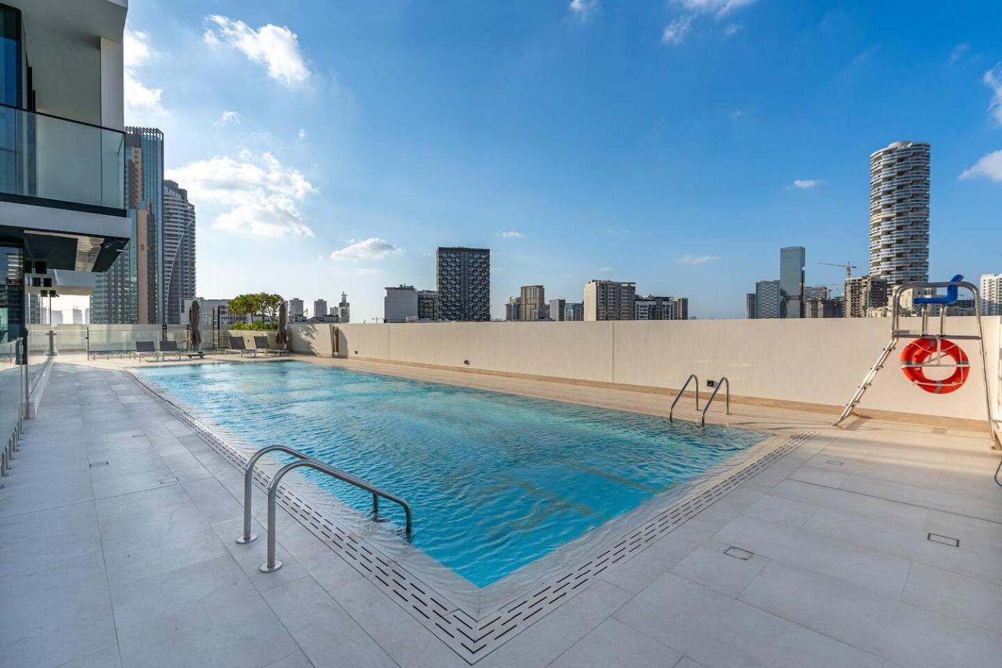Elegant 1br In Jvc With Spacious Balcony & Views *