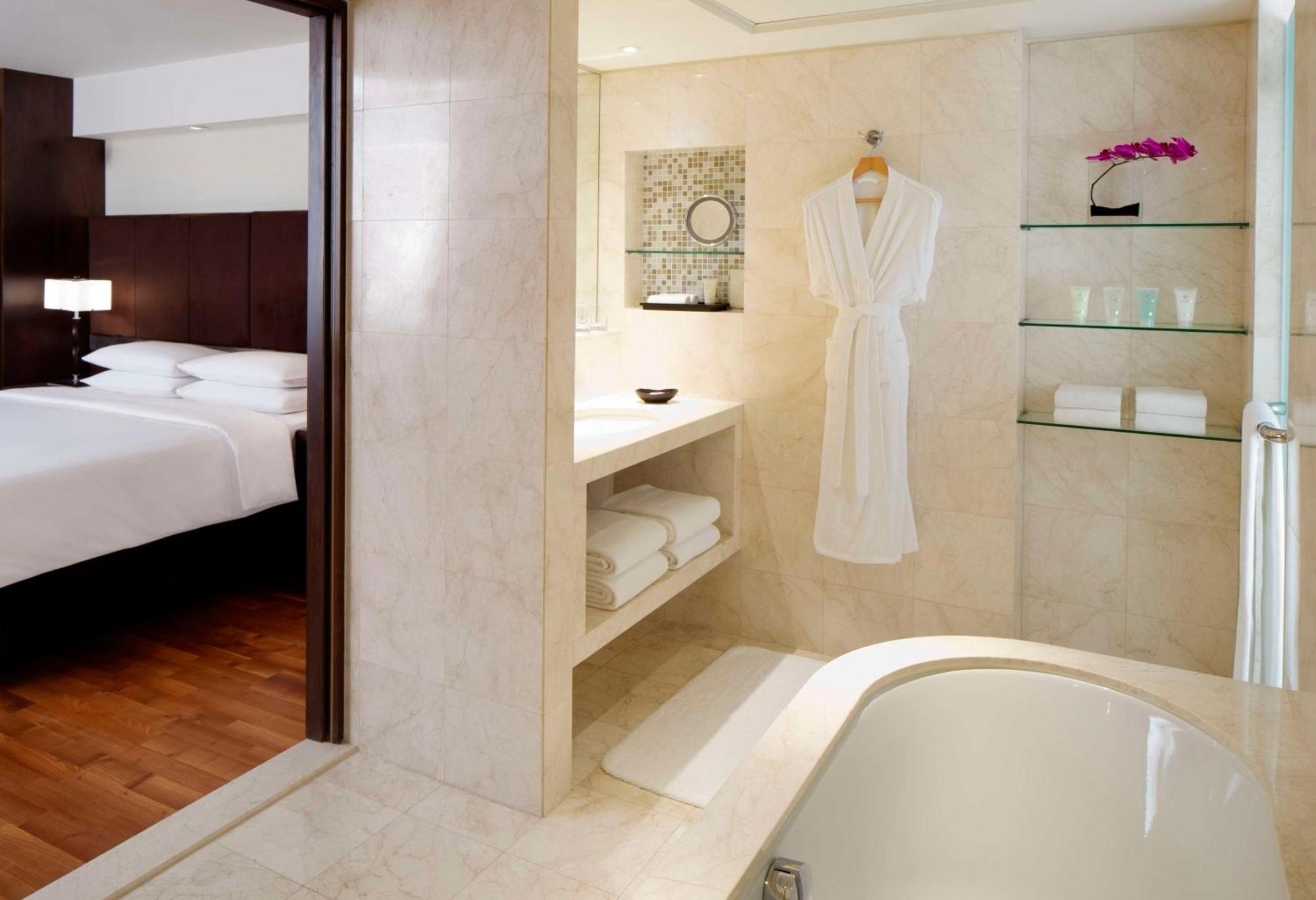 Hotel Hyatt Regency - Corniche 5*