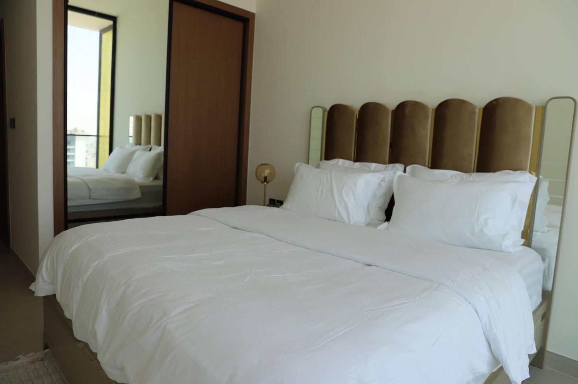 Serene With Private Indoor Pool * Dubai