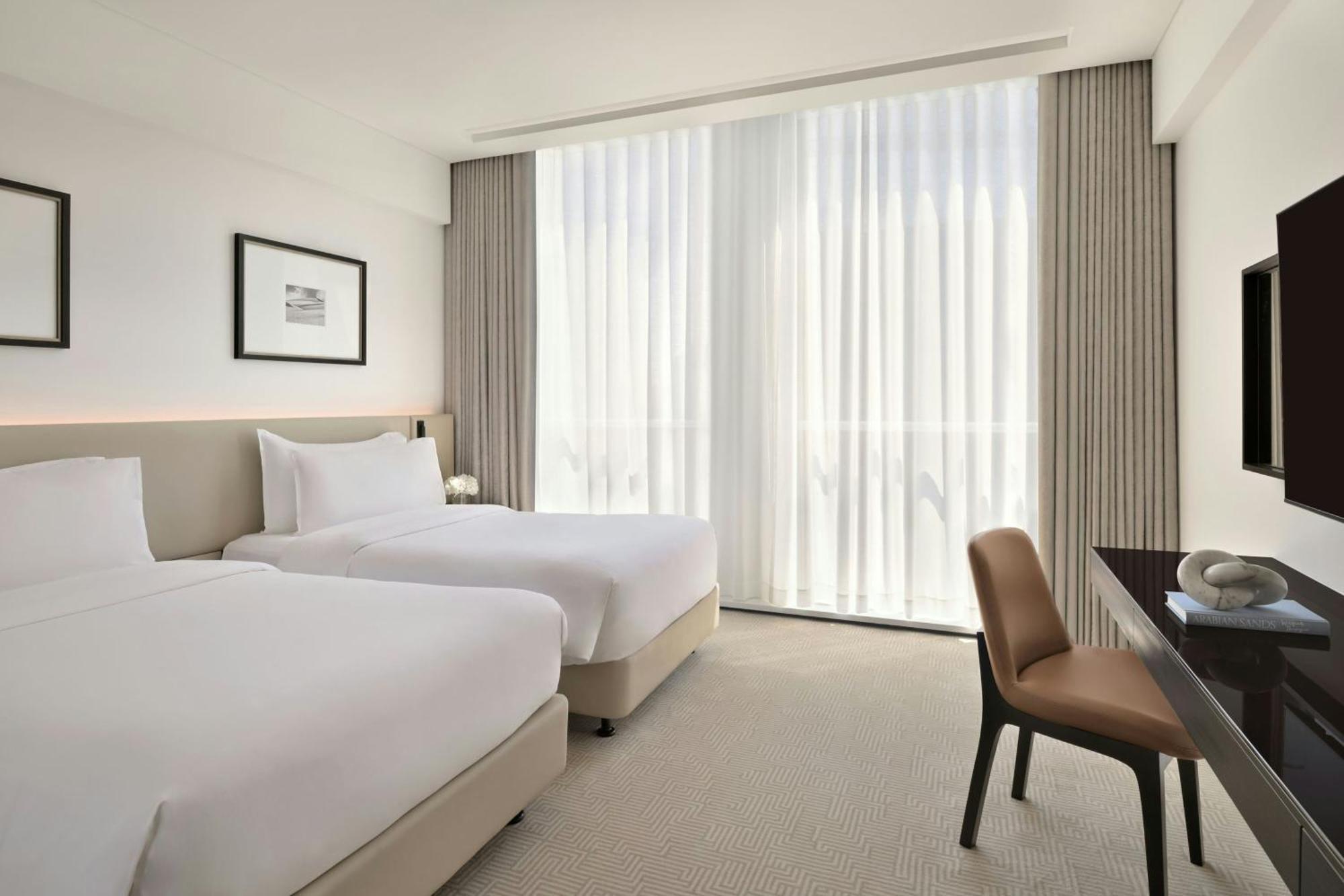 Sheraton Grand Hotel, Hotel