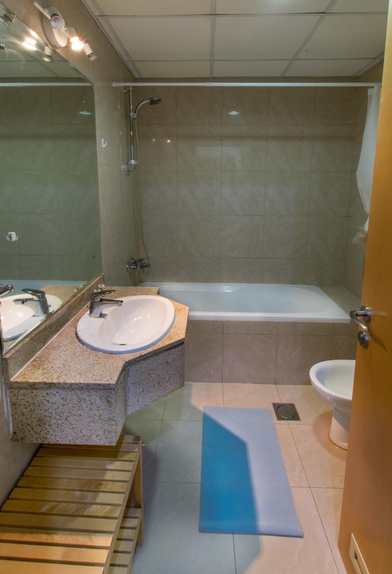 Homestay Crown Tower - Single For Males Dubai