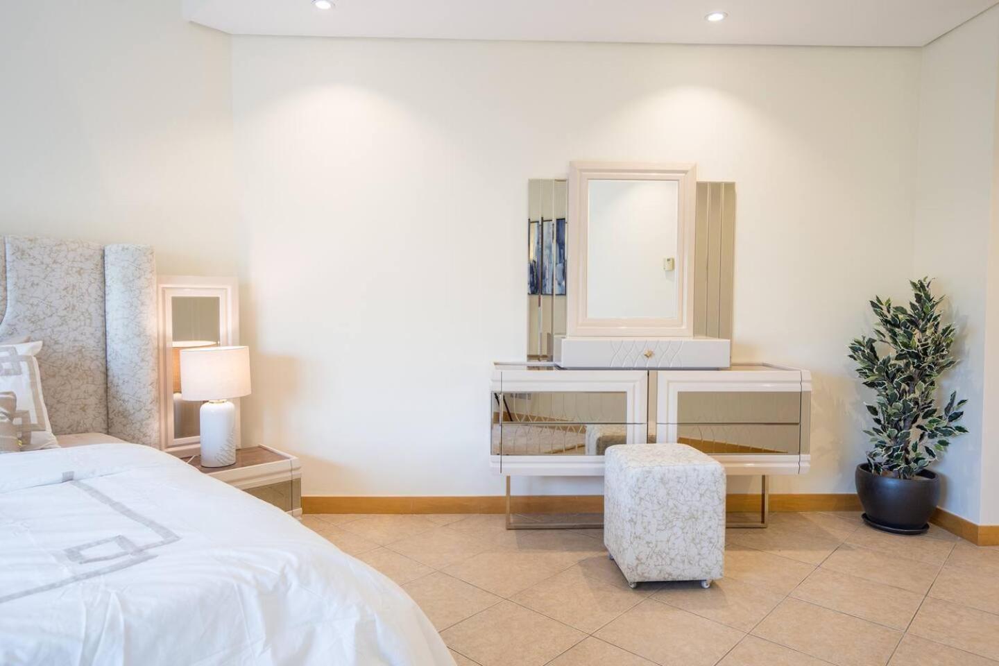 The Palm Luxury 4-Br Beach Club Access Dubai Dubai
