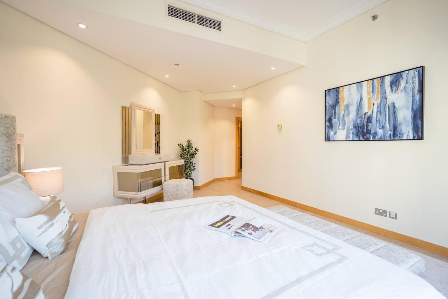 The Palm Luxury 4-Br Beach Club Access Dubai Apartment