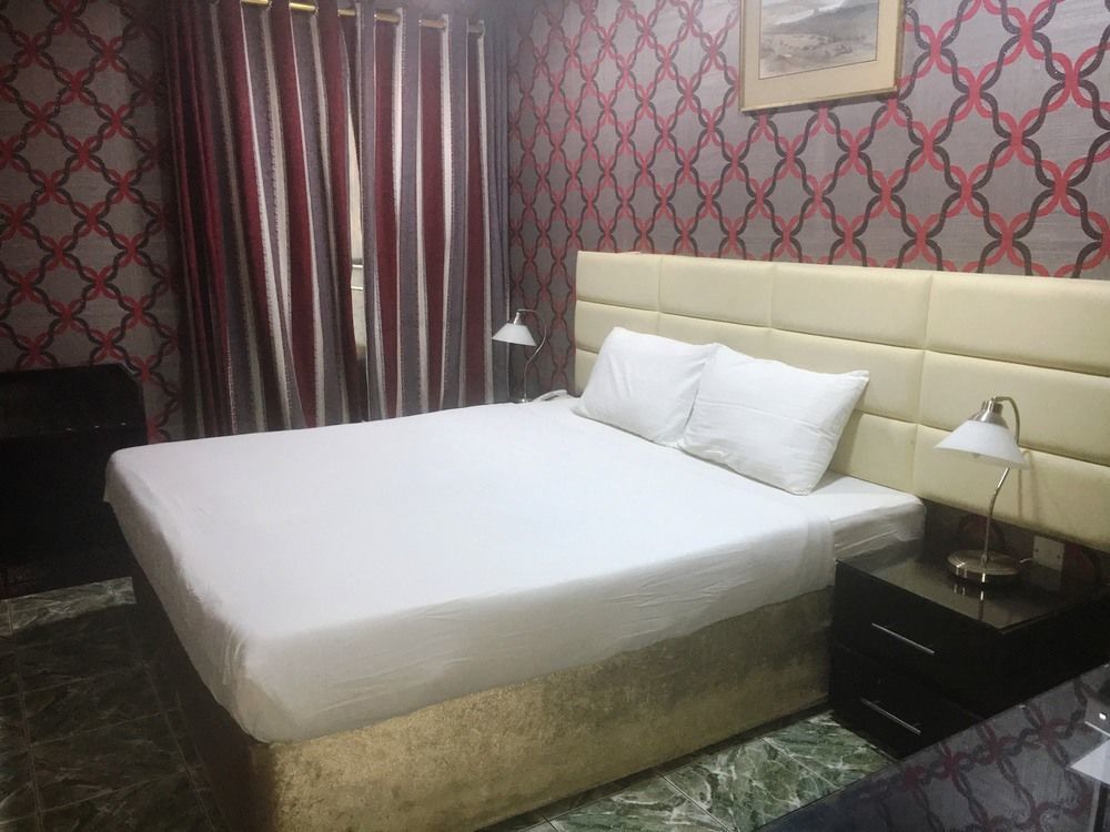 Hotel West *