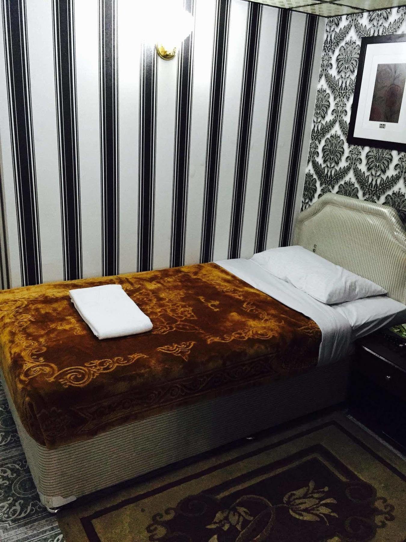 Hotel West *