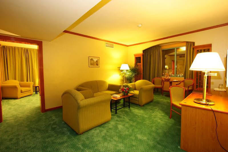 The George By Saffron, Creek 3*