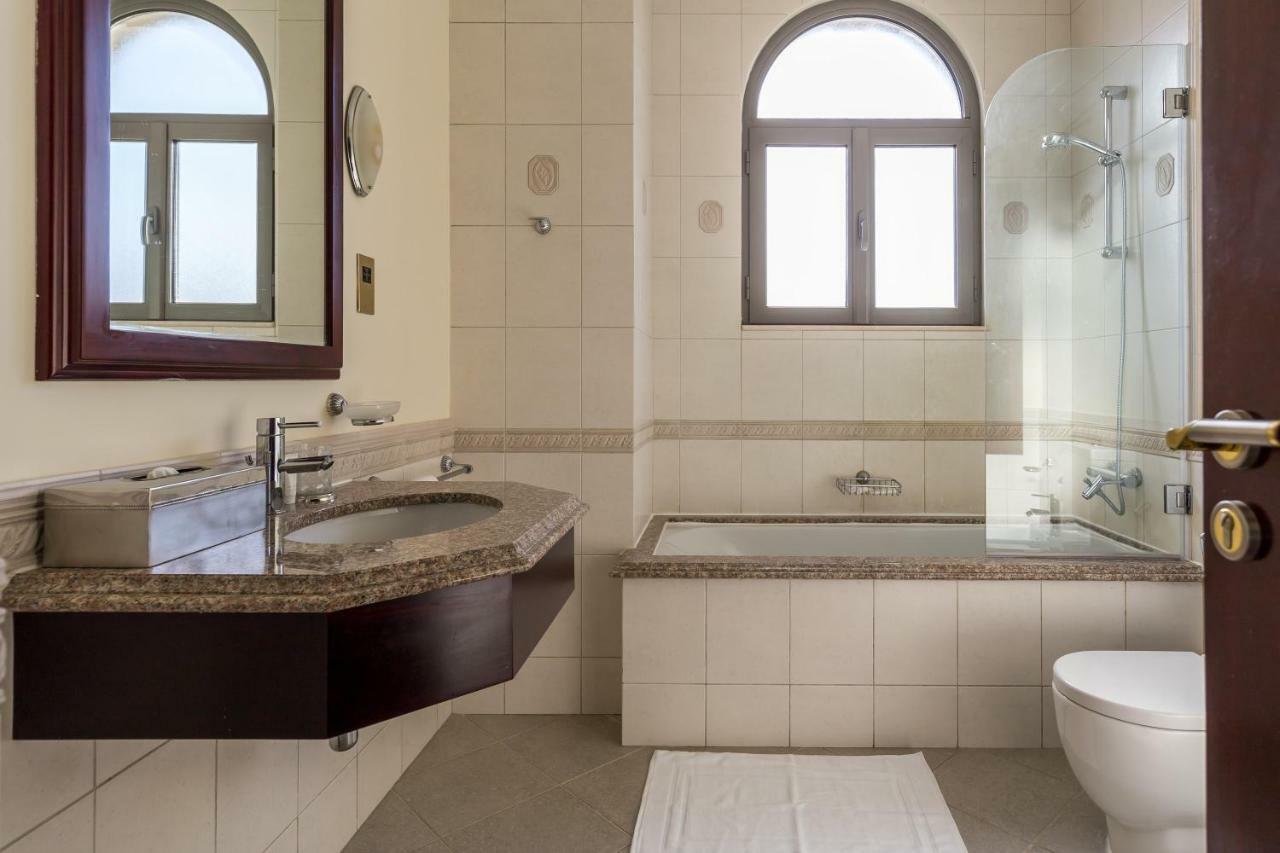 Chic 4br With Assistant And Private Pool On Palm Jumeirah By Deluxe Homes Villa Dubai