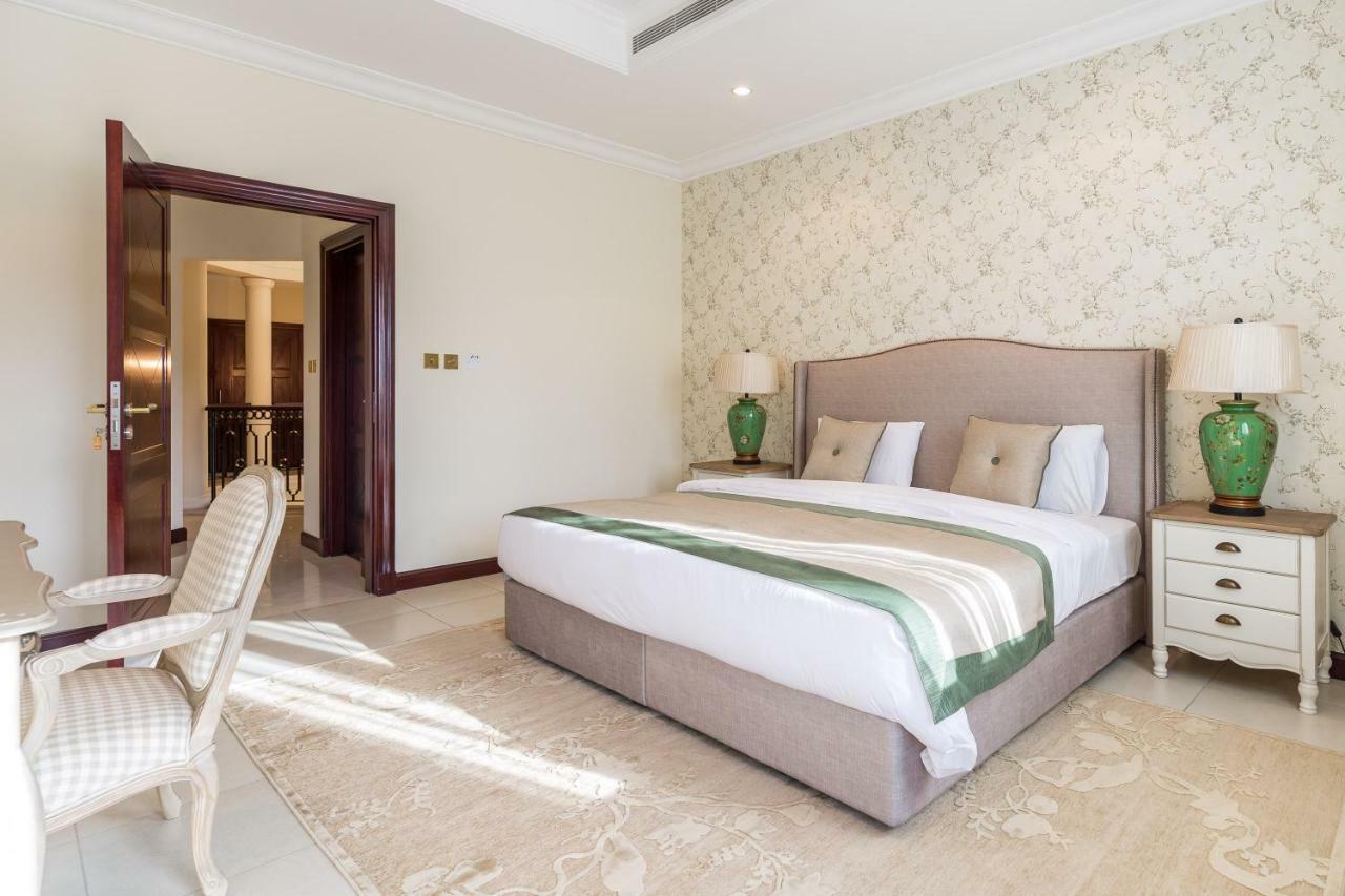 Villa Chic 4br With Assistant And Private Pool On Palm Jumeirah By Deluxe Homes Dubai