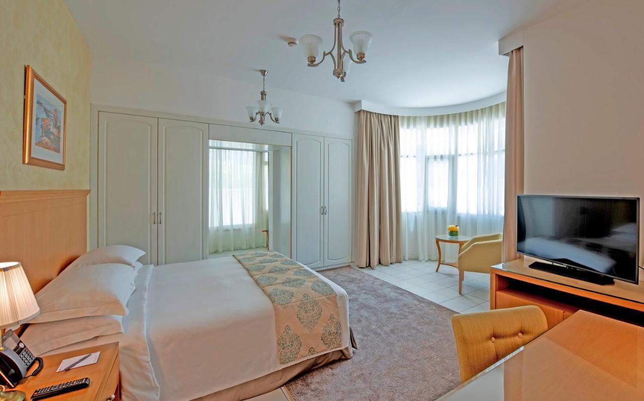 Roda Al Murooj Residences Apartment *