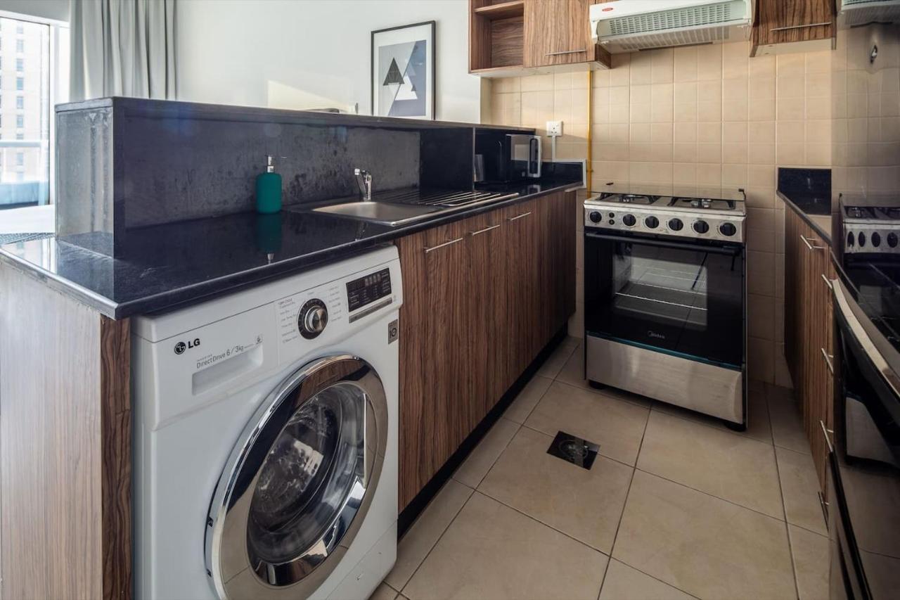 Frank Porter - Burj Al Noujoum Apartment Dubai