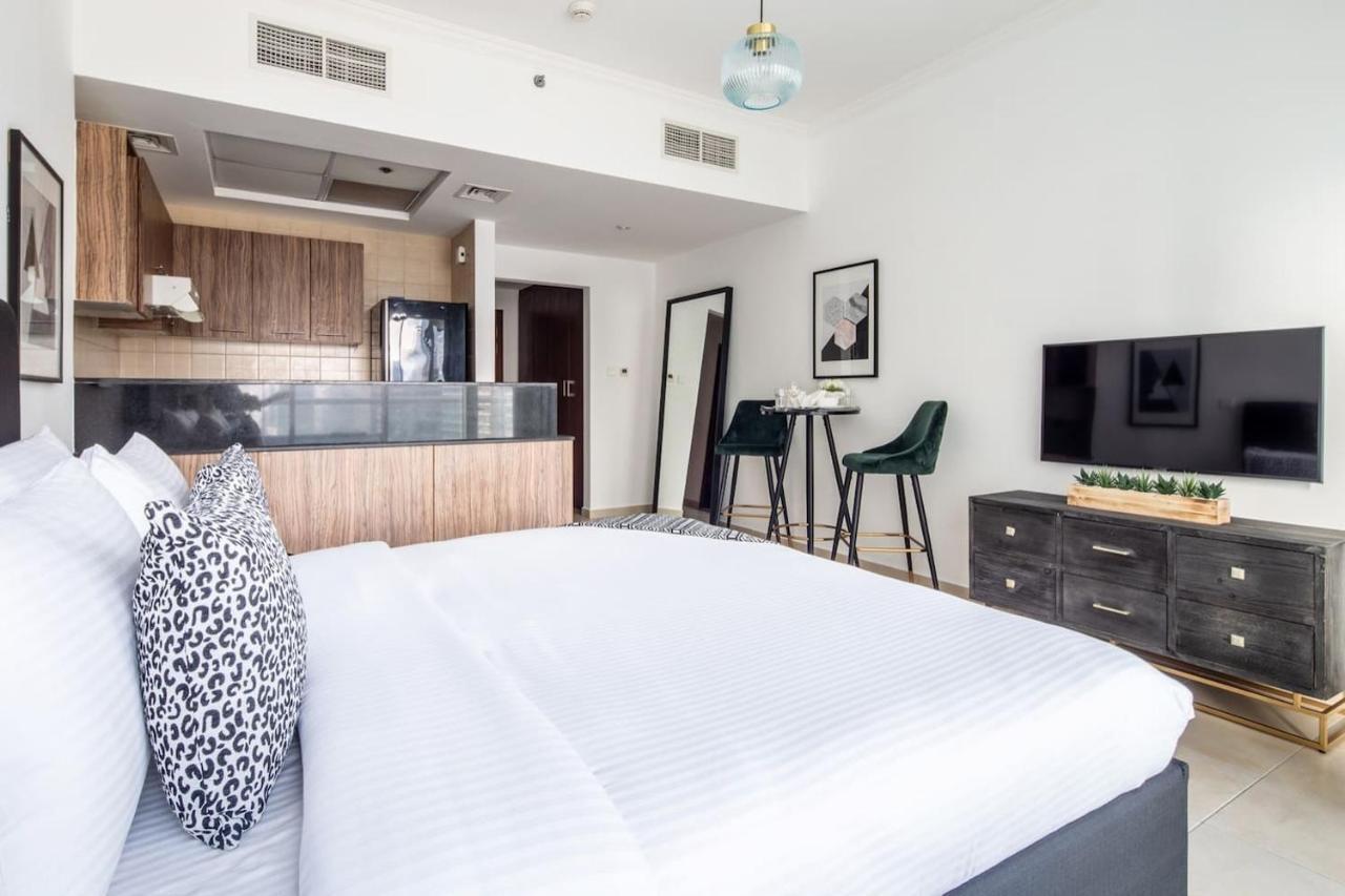 Frank Porter - Burj Al Noujoum Apartment