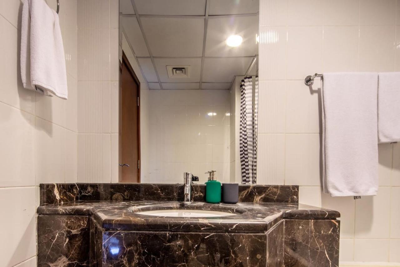 Frank Porter - Burj Al Noujoum Apartment