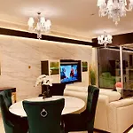 Luxurious Pool View Apt In The Heart Of Downtown.