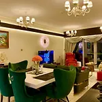 Luxurious Pool View Apt In The Heart Of Downtown.
