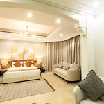 The S Holiday Homes - Stunning 5 Bedrooms Villa At The Palm Jumeirah With Private Beach And Pool