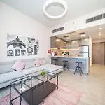 Luton Vacation Homes - Modern & Lake View 1Br , Mbl Residence, Jumeirah Lake Towers