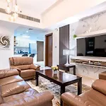 Live Spacious 3Br - All En Suite With Balcony