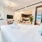 Radiant Studio At Sky Gardens Difc By Deluxe Holiday Homes