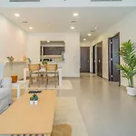 Charming Tropical Apartment Minutes To Dubai Mall