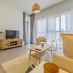 Charming Tropical Apartment Minutes To Dubai Mall