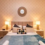 Hometown Apartments - Cosy 1 Bedroom Apartment With Brand New Furniture In Difc