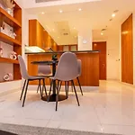 Hometown Apartments - Cosy 1 Bedroom Apartment With Brand New Furniture In Difc