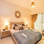 Hometown Apartments - Cosy 1 Bedroom Apartment With Brand New Furniture In Difc