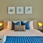 Higuests - Roomy And Chic Studio With Panoramic Canal Views