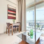 Perfect Studio Getaway Next To The Iconic Creek Harbour, Azizi Aliyah, Al Jaddaf, By Deluxe Holiday Homes