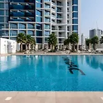 5-Star Luxury Studio Near Burj Khalifa Amazing Canal & City Views!