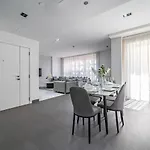 Luxury Waterfront Apartment With Beach Access