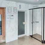 Br Luxe 1 Bdr Apartment W/ Balcony & Sea Views