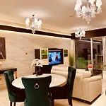 Luxurious Pool View Apt In Downtown Dubai